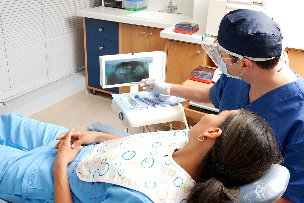 How are associate dentists paid?